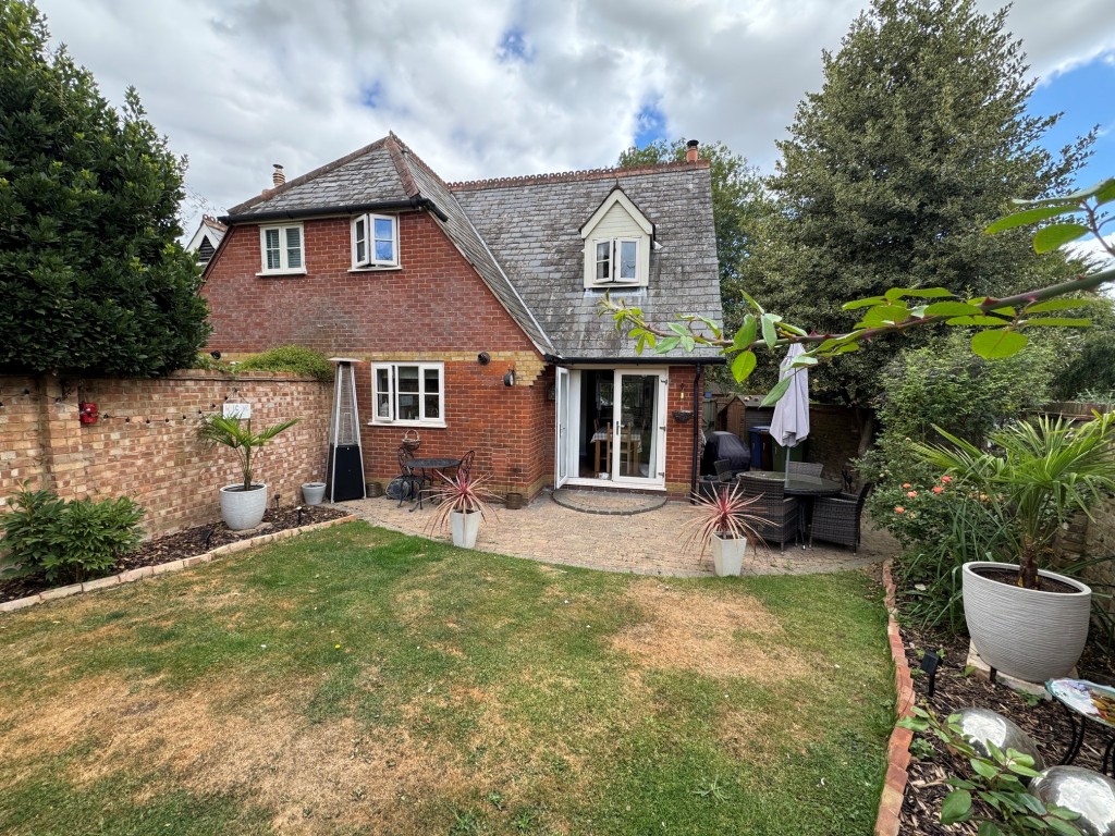 Lot: 195 - FREEHOLD TWO-BEDROOM SEMI-DETACHED HOUSE - A RESIDENTIAL INVESTMENT - Rear elevation